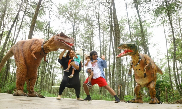 Ada Dinosaurus di Mojosemi Forest Park