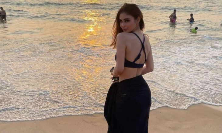 Mouni Roy Membuat Warganet Kebakaran dengan Foto Seksinya