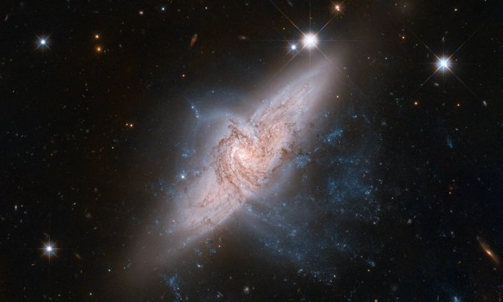 Teleskop Luar Angkasa Hubble NASA Menangkap Galaksi Tumpang Tindih