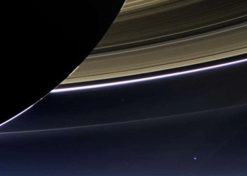 NASA Posting Bumi dalam Bidikan Cincin Saturnus yang Menakjubkan