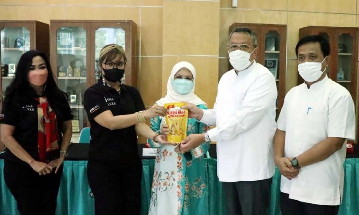 Walikota Tangsel Terima Bantuan 2700 Liter Minyak Goreng Dari PT BSD