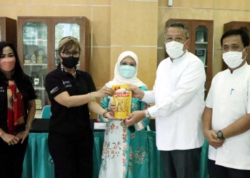 Walikota Tangsel Terima Bantuan 2700 Liter Minyak Goreng Dari PT BSD