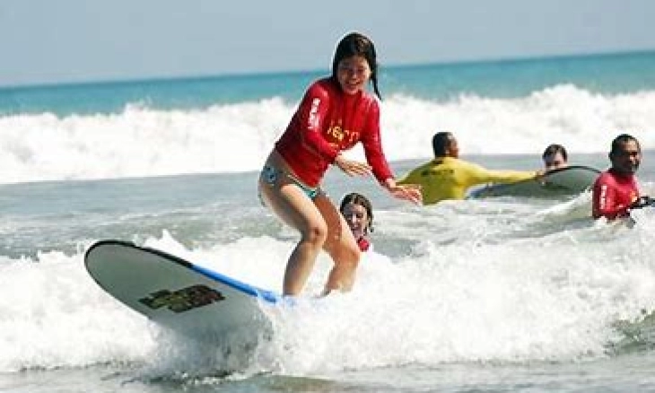 Asyiknya Travelling ke Pantai Pandawa, Bisa Surfing di Atas Ombak
