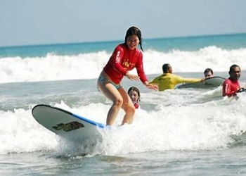 Asyiknya Travelling ke Pantai Pandawa, Bisa Surfing di Atas Ombak