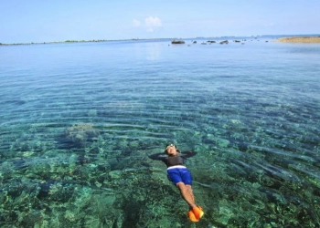 Mengapungkan Diri di Pantai Tureloto