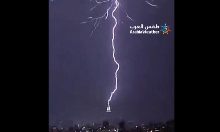 Petir Menyambar Menara Jam di Mekkah