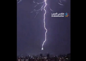 Petir Menyambar Menara Jam di Mekkah