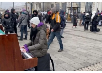 Penampilan Piano Wanita di Depan Stasiun KA Ukraina Membuat Netizen Menangis