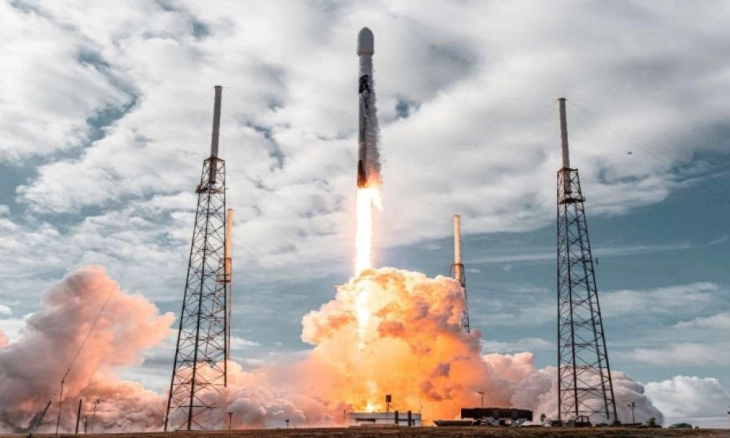 Roket yang Diluncurkan SpaceX Milik Elon Musk Tahun 2015 Akan Menabrak Bulan