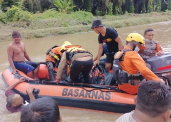 Minibus Terseret Arus Sungai, Empat Penumpang Tewas