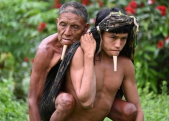 Potret Pria Asli Amazon: Ayah Digendong Sang Anak untuk Mendapatkan Vaksinasi 