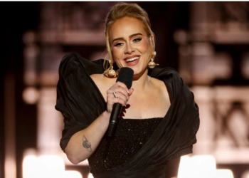 Penyanyi Adele Larang Penggemar Tak Divaksin Datang ke Konsernya