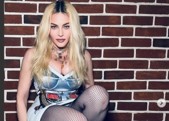 Madonna Kenakan Kostum Peri Saat Menghias Pohon Natal