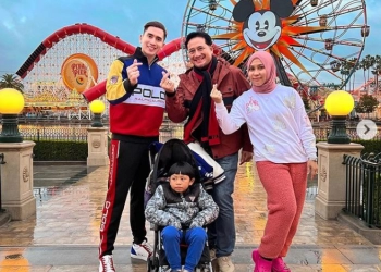 Verrell Bramasta Liburan Bersama Keluarga ke Disneyland California