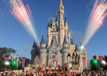 Cara Cerdas Disney Hentikan Kerumunan Orang di Taman Hiburan