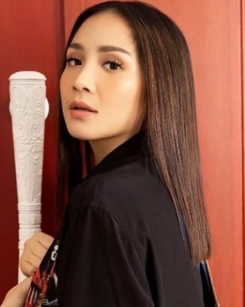 Akun Fanbase Ungkap Siapa Wanita Mirip Nagita Slavina yang Beradegan Syur