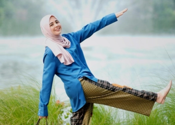 Risty Tagor Tampil Menawan dengan Busana Kasual dan Celana Jeans