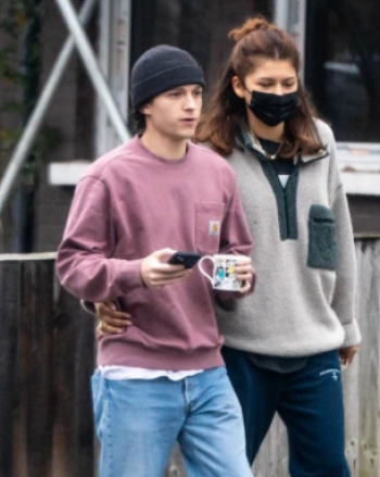 Zendaya Manjakan Pacarnya Tom Holland saat Kunjungi London