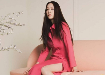 Duta Global CHARLES & KEITH Krystal f(x) Kampanye Musim Semi 2022 