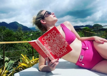 Emma Roberts Berpose Dalam Bikini Merah Muda Pasca Putus Cinta