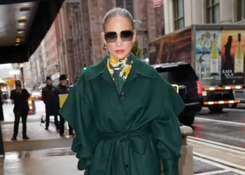 Jennifer Lopez  Dalam Balutan Dress Floral-Print, Promo Fim Barunya Marry Me