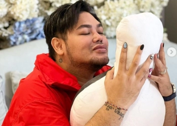 Ivan Gunawan Pamer Foto Peluk Boneka, Warganet: Nikah Aja Biar Ada yang Dipeluk