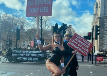 Model OnlyFans, Cris Galera Tak Sengaja Ikut Demonstrasi PM Boris Johnson 