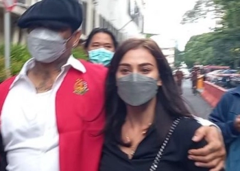 Jerinx SID Jalani Sidang Putusan Hari Ini, Ditemani Istri Nora Alexandra