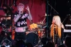 Kourtney Kardashian Semangati Travis Barker di Konser Avril Lavigne