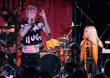 Kourtney Kardashian Semangati Travis Barker di Konser Avril Lavigne