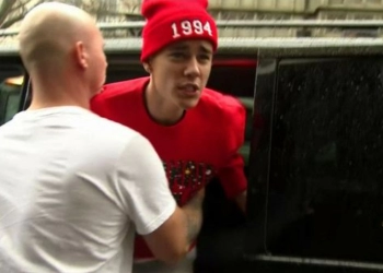 Kontroversi Justin Bieber, dari Mulai Bentrokan Paparazzi Hingga Buang Air Kecil di Ember 