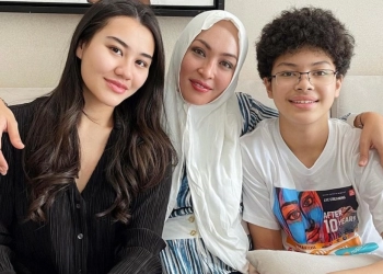 Moment Kebebasan Angelina Sondakh Disambut Haru, dengan Bunga dari Keanu Massaid