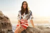 Aktris Kareena Kapoor Pamer Gaya di Pantai Saat Musim Panas 