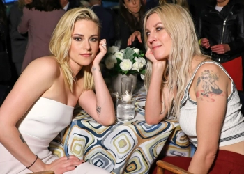 Kristen Stewart Rayakan Nominasi Aktris Terbaik Academy Awards dengan Bermain Golf Bersama Tunangannya 