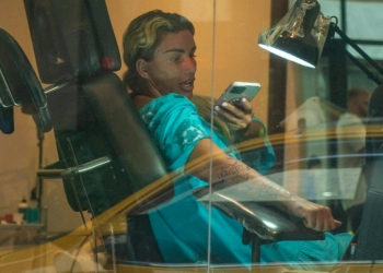 Katie Price Buat Tato Besar Bergambar Bunga Lili, Saat perjalanan Liburan ke Thailand 