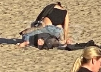 Kourtney Kardashian danTravis Barker Ciuman Hot, Disaksikan Pengunjung Pantai