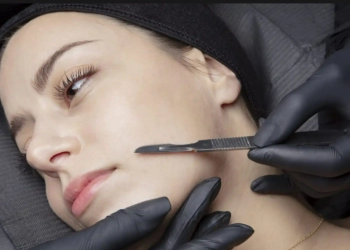 Ketika Wanita Mencukur Wajah Mereka, Dermaplaning Kini jadi Tren