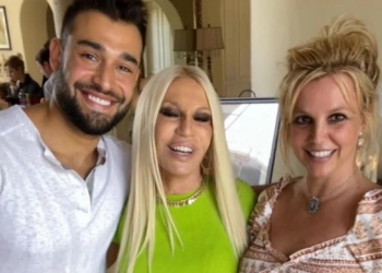 Donatella Versace Desain Gaun Pengantin Britney Spears dan Sam Asghari 