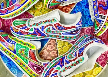 Seniman Truk Pakistan Mengubah Kuasnya Menjadi Sepatu Kets Mahal