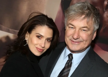 Hilaria Baldwin Minta Alec Kurangi Kebisingan Negatif di Ulang Tahunnya Ke-64