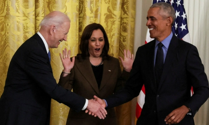 Momen lucu Joe Biden, Saat Stafnya Mengerubungi Barack Obama di Gedung Putih