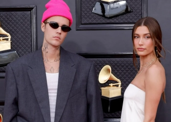 Hailey Bieber Tanggapi Rumor Kehamilannya Usai Tampil di Grammy 2022 