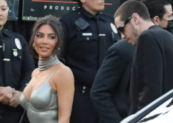 Kim Kardashian dan Pete Davidson Bergandengan Tangan di The Kardashians Premiere, L.A.