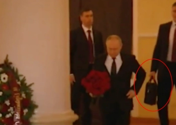Vladimir Putin Paranoid, Tas Rahasia Rusia yang Dibawa Pengawal Isyaratkan Perang Nuklir 