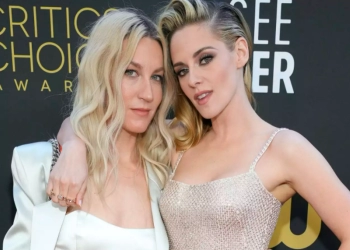 Dylan Meyer Tandai Ulang Tahun Ke-32 Tunangannya Kristen Stewart dengan Foto Ciuman 