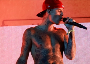 Justin Bieber Telanjang Dada di Penampilan Coachella 2022 