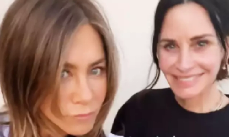 Jennifer Aniston dan Courteney Cox Posting Klip Kenakan Kaos 'Friends Forever'