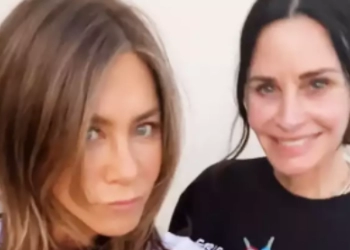 Jennifer Aniston dan Courteney Cox Posting Klip Kenakan Kaos 'Friends Forever'