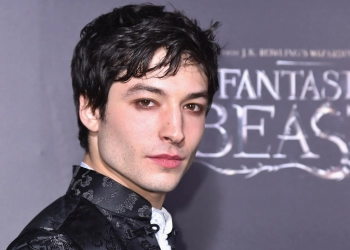 Bintang The Fantastic Beasts: The Secrets of Dumbledore, Ezra Miller Ditangkap Polisi Hawaii 
