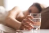 Bisakah Minum Air yang Mengendap Semalaman Membuatmu Sakit? Ini Jawaban Ahli 